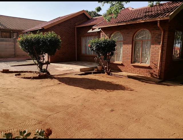 3 BEDROOM HOUSE FOR SALE IN GEELHOUTPARK